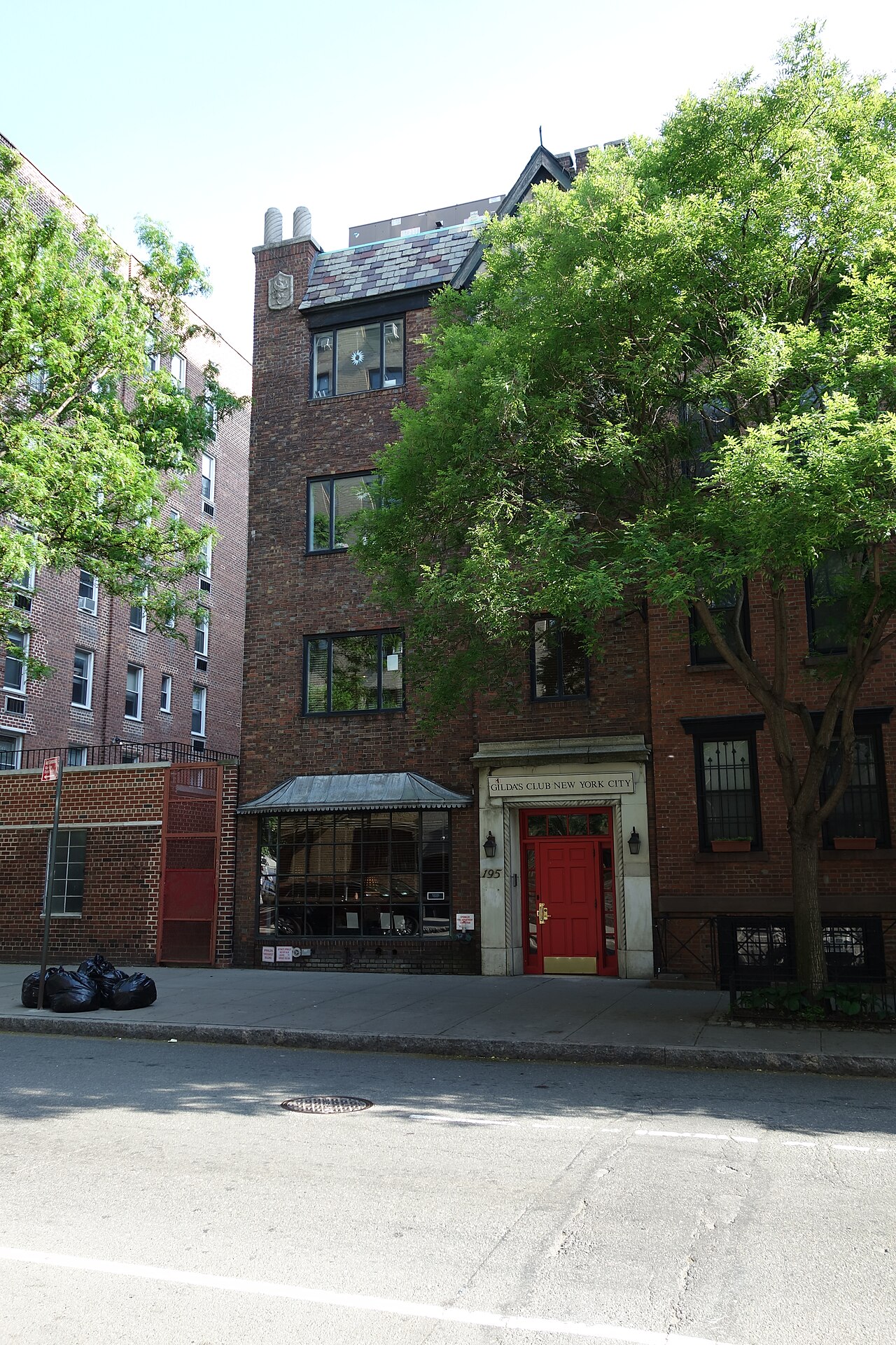 Gilda's, Jackson Heights: Houston St 6th Av td td (2018-05-23) 01 - Gilda's Club NYC