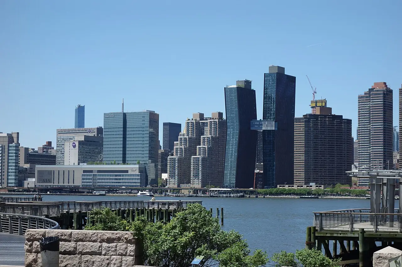 Kips Bay, Manhattan: Gantry Plaza td (2019-05-11) 039 - NYU Langone, American Copper Buildings